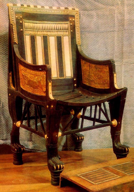 Египетские стул. Часто характерной особенностью вогнутое сидение и нижки в виде звериных лап