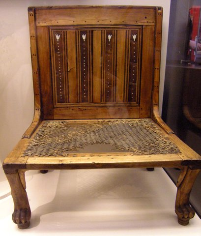 Невысокий стул Времен Древнего Египта с плетёным сидением и ножками в виде звериных лап
